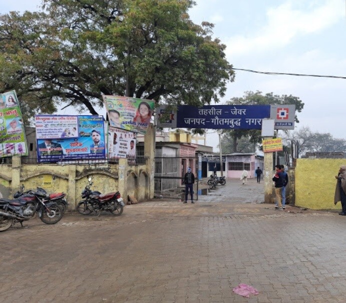 Jewar_a man walking down a street next to a street sign